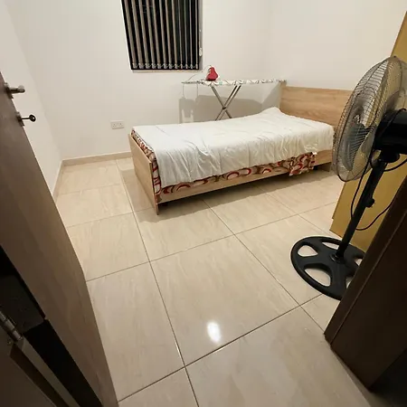 Single Bedroom In A Shared Homestay szállás Il-Maħsel